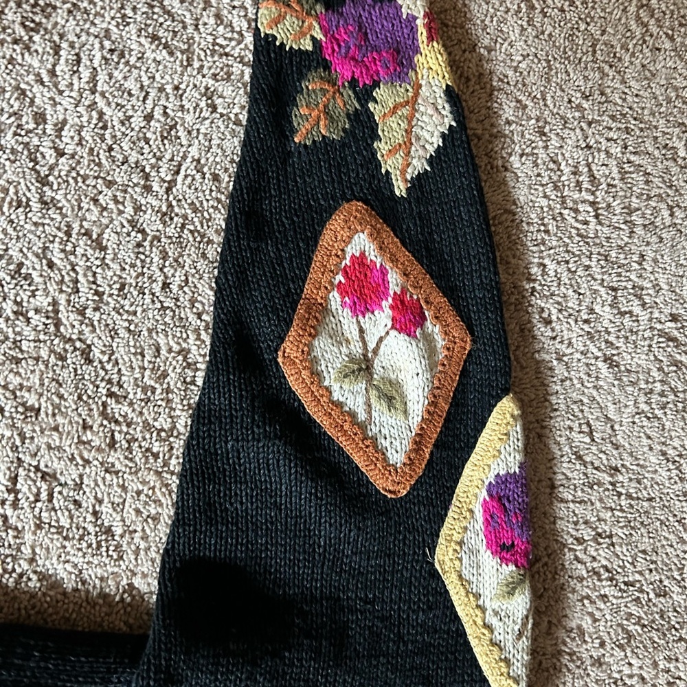 Elegant Black Cardigan with Vibrant Embroidery - Picture 6 of 9